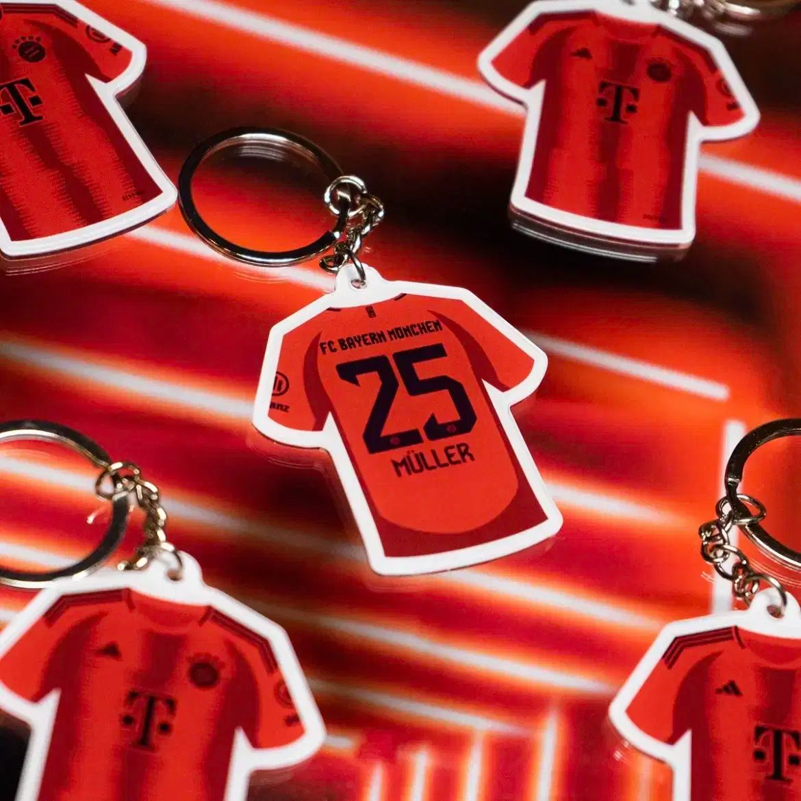 トーマスミュラー バイエルン ユニフォームキーホルダー】Aazon.co.jp