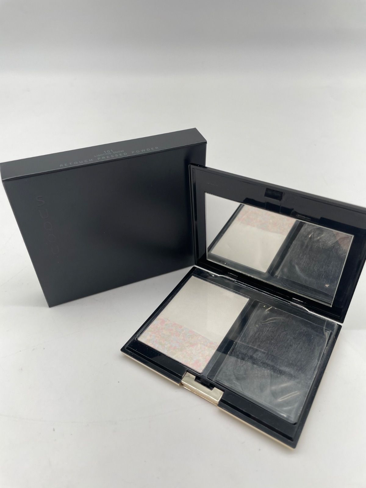 suoou リタッチ　プレストパウダー　101ライティングスノー　定価7150円 新色レビューリタッチ プレスト パウダー｜SUQQUの人気色を比較