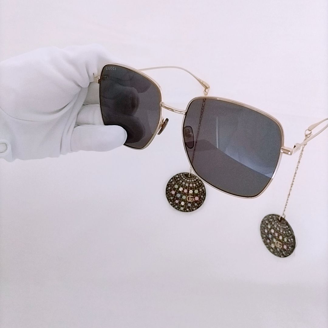 【送料,関税込】GUCCI サングラス GG1031S チャーム付き 新品未使用】GUCCI サングラス チャーム付き GG1031S グッチ