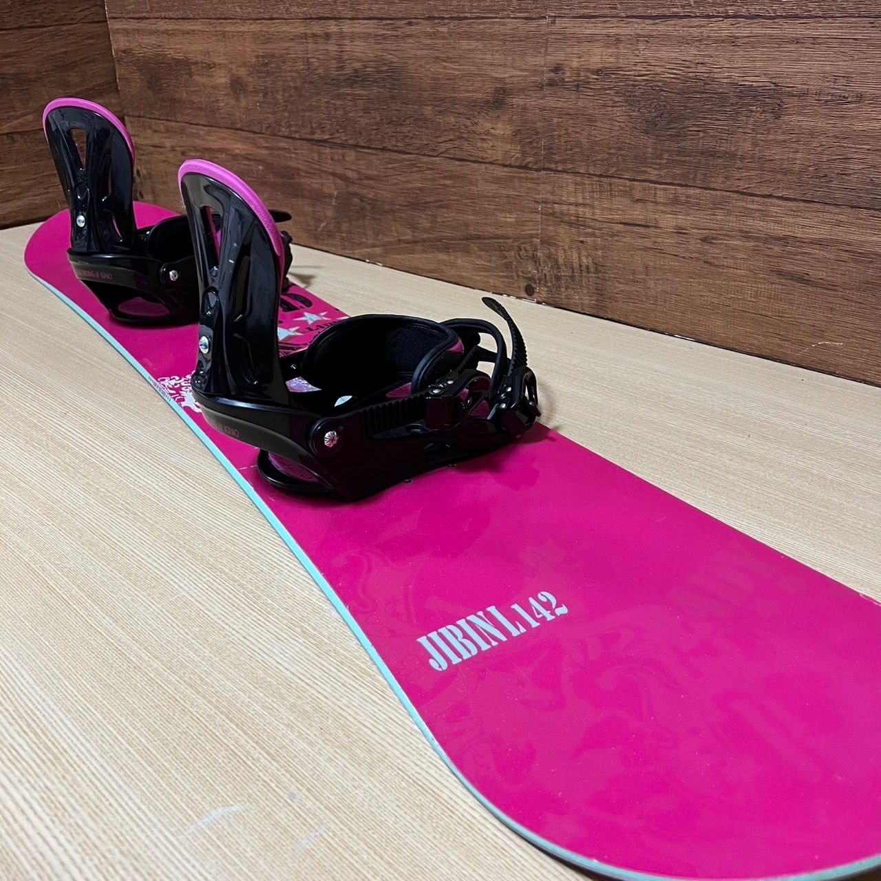 KISS MARK キスマーク IGNIO イグニオ レディース スノーボード 2点セット ボード 142 cm バインディング 23〜26 カワイイ おしゃれ