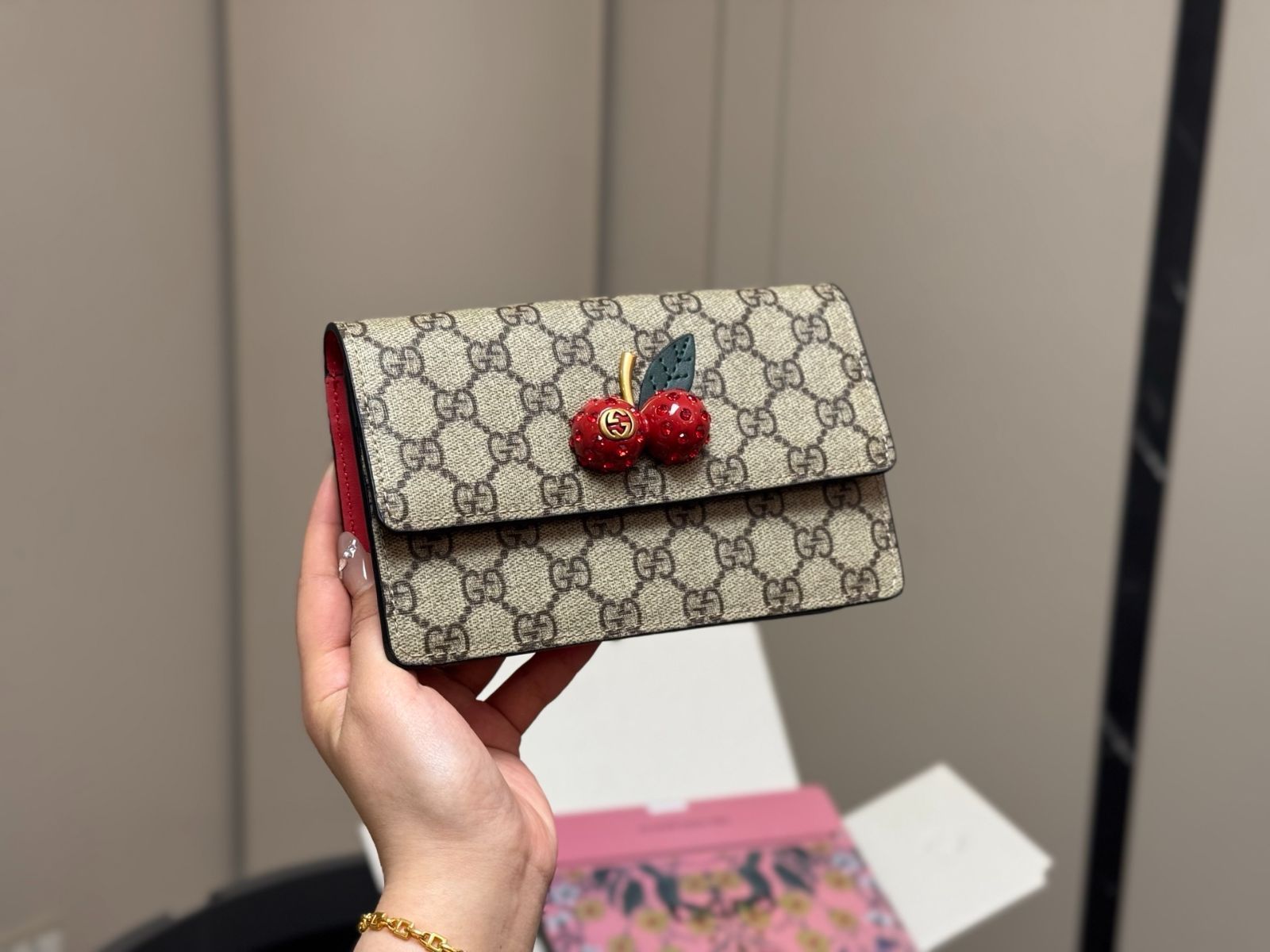 今日特価】Gucci GG Cherry チェーンバッグ - メルカリ