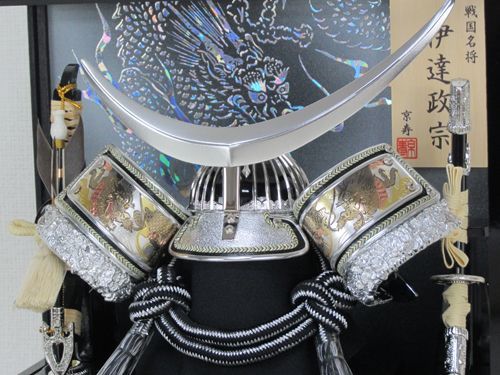 お祝い品五月人形 間口33cm 8号シルバー伊達兜ケース 21386GKC 伊達 端午の節句