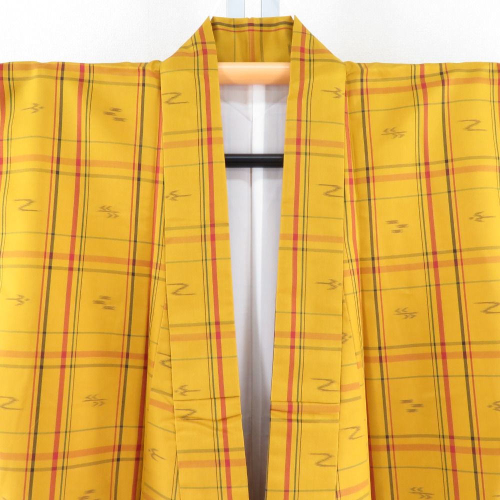 紬 着物 琉球柄 燕絣模様 辛子色 袷 バチ衿 正絹 カジュアル着物 仕立て上がり 身丈152cm 美品 【キモノオフ野々市若松店】 紬 着物 琉球柄 燕絣模様 辛子色 袷 バチ衿 正絹 カジュアル着物