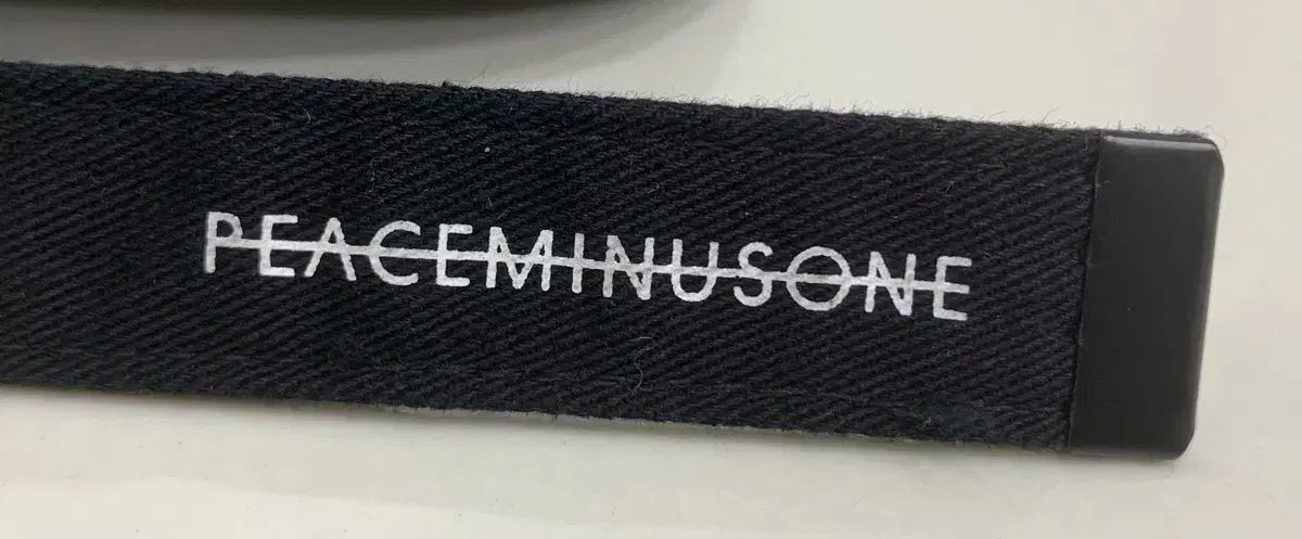 PEACEMINUSONE 黒 ストラップキャップ org.jpg