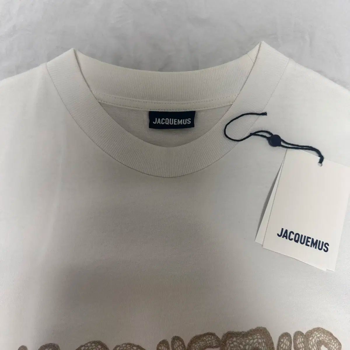 JACQUEMUS(ジャックムス) または ラフィア 刺繡 ロゴ Tシャツ 白 