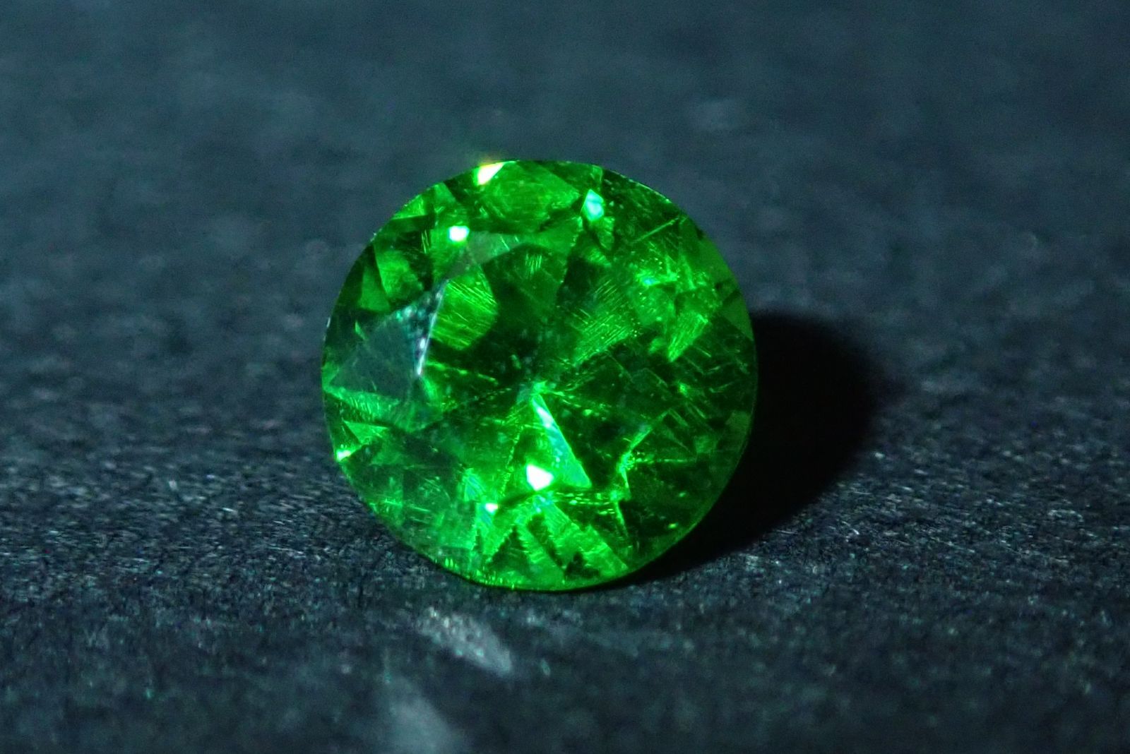 天然デマントイドガーネット ルース 0.184ct 約3mm×3mm
