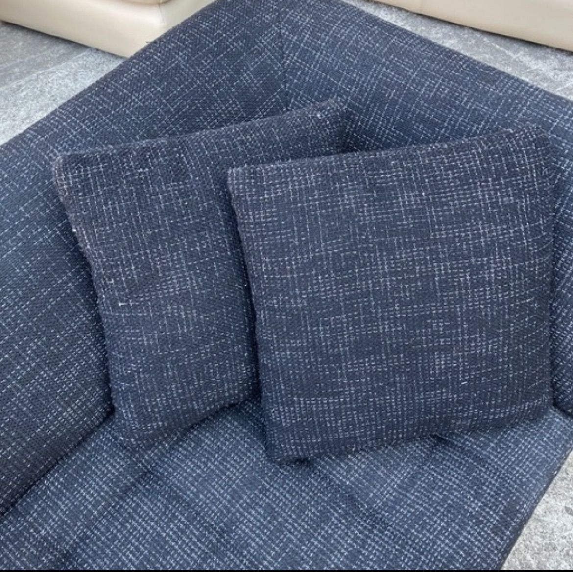美品】ソファ 3人掛け 黒 ツイード生地 クッション付き 脚付き 美品】ソファ 3人掛け 黒 ツイード生地 クッション付き 脚付き