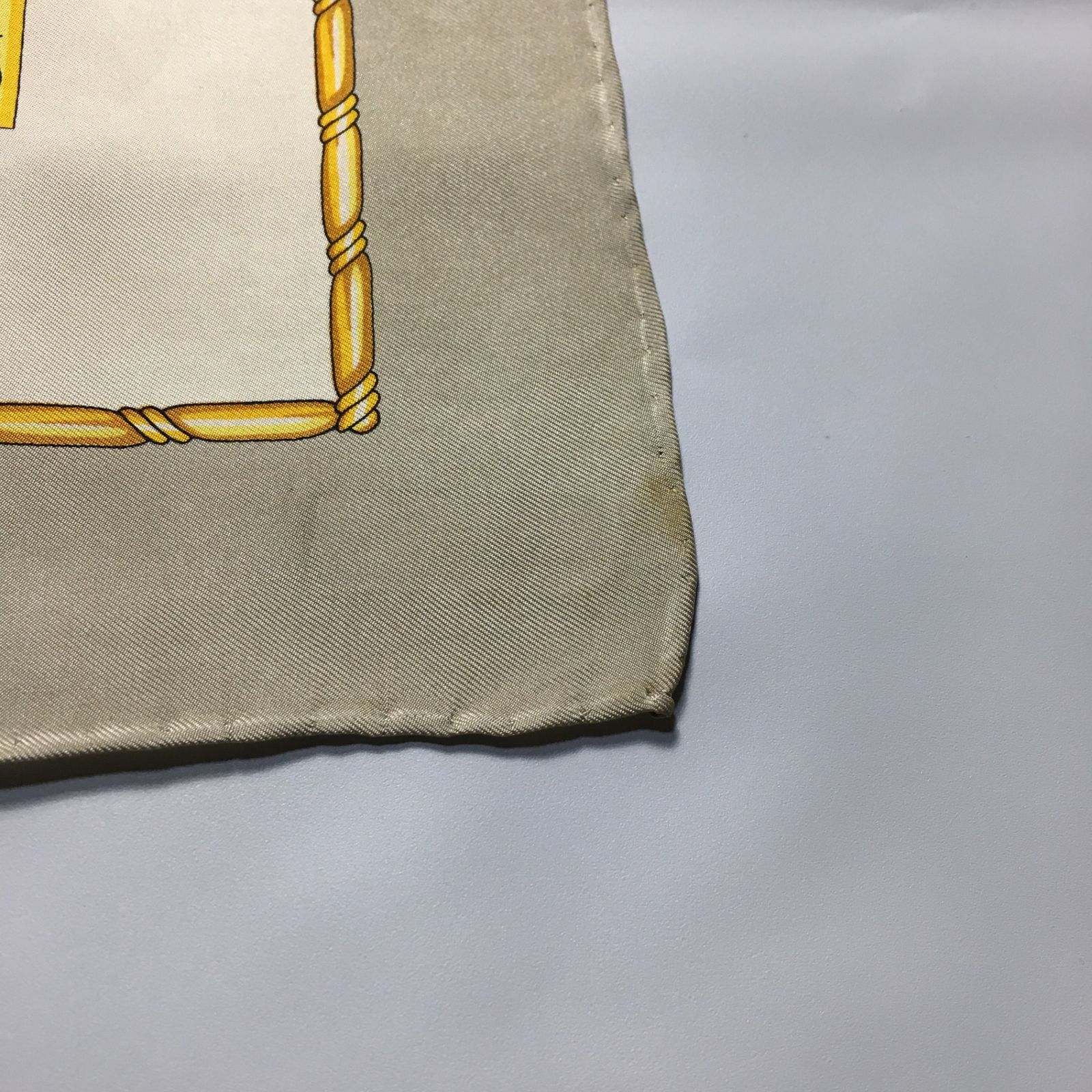 2509-128｜美品｜セリーヌ スカーフ シルク グレージュ タグあり 2509-128｜美品｜セリーヌ スカーフ シルク グレージュ タグあり