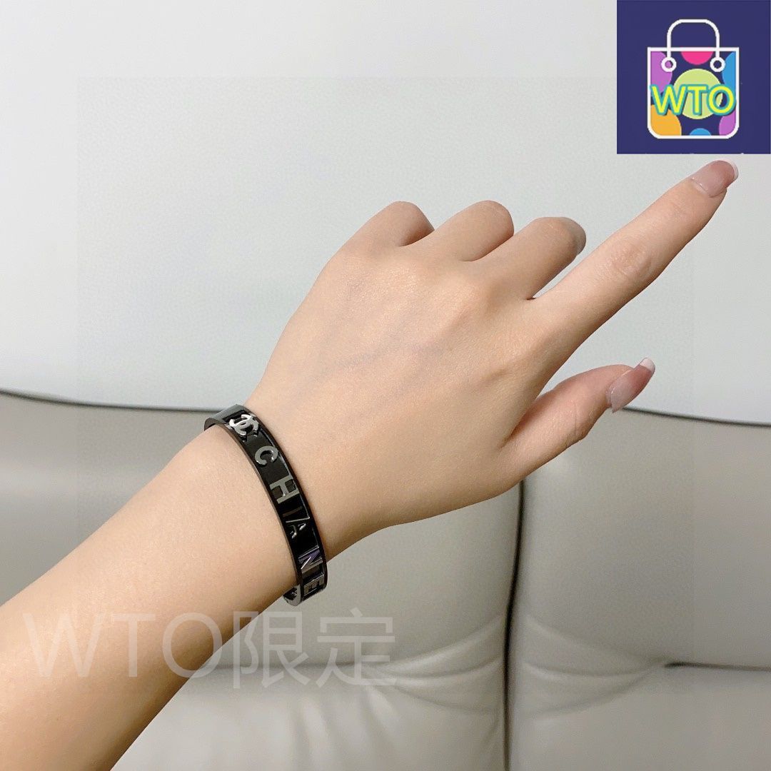 手元を格上げする逸品【CHANEL】ブラックリボンブレスレット Chanel black gold 19C cuff bracelet | eBay