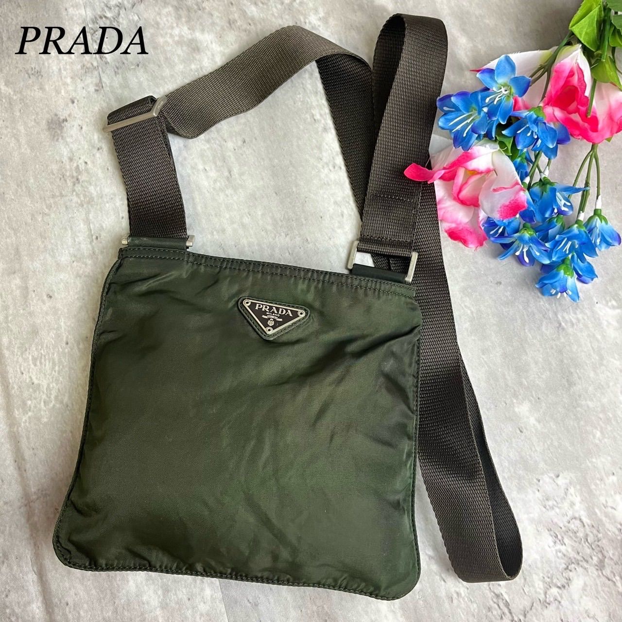 ✨良品✨ PRADA プラダ ショルダーバッグ トートバッグ 三角ロゴプレート トライアングル シルバー金具 ロゴ型押し 白タグ テスートナイロン  肩掛け 斜め掛け ユニセックス レディース メンズ カーキ 緑色 - メルカリ