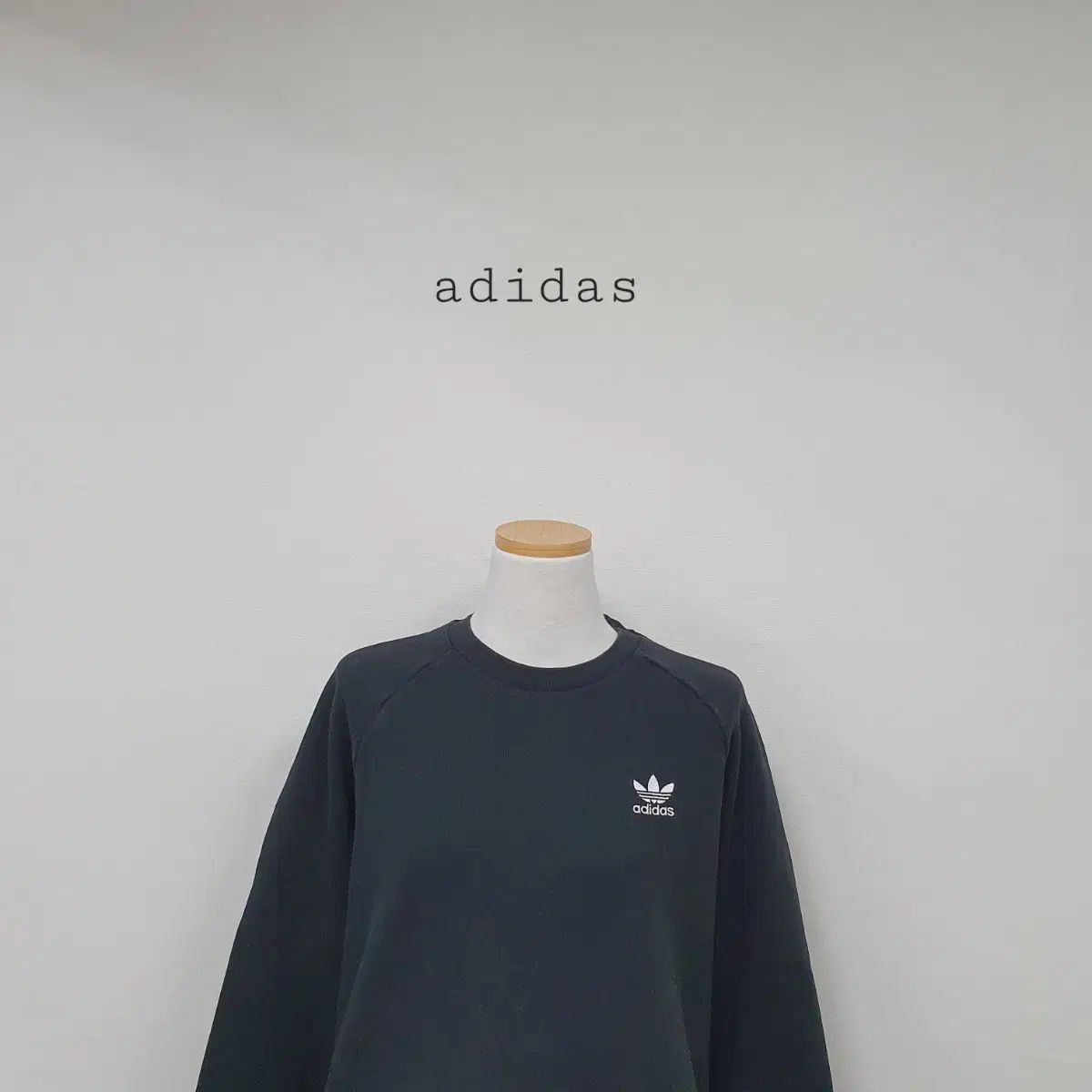 【雷市場（ポンジャン）商品韓国直送】 No 25012204 新作 アディダススウェットシャツ adidas エンブロイダリーロゴスウェットシャツ 黒