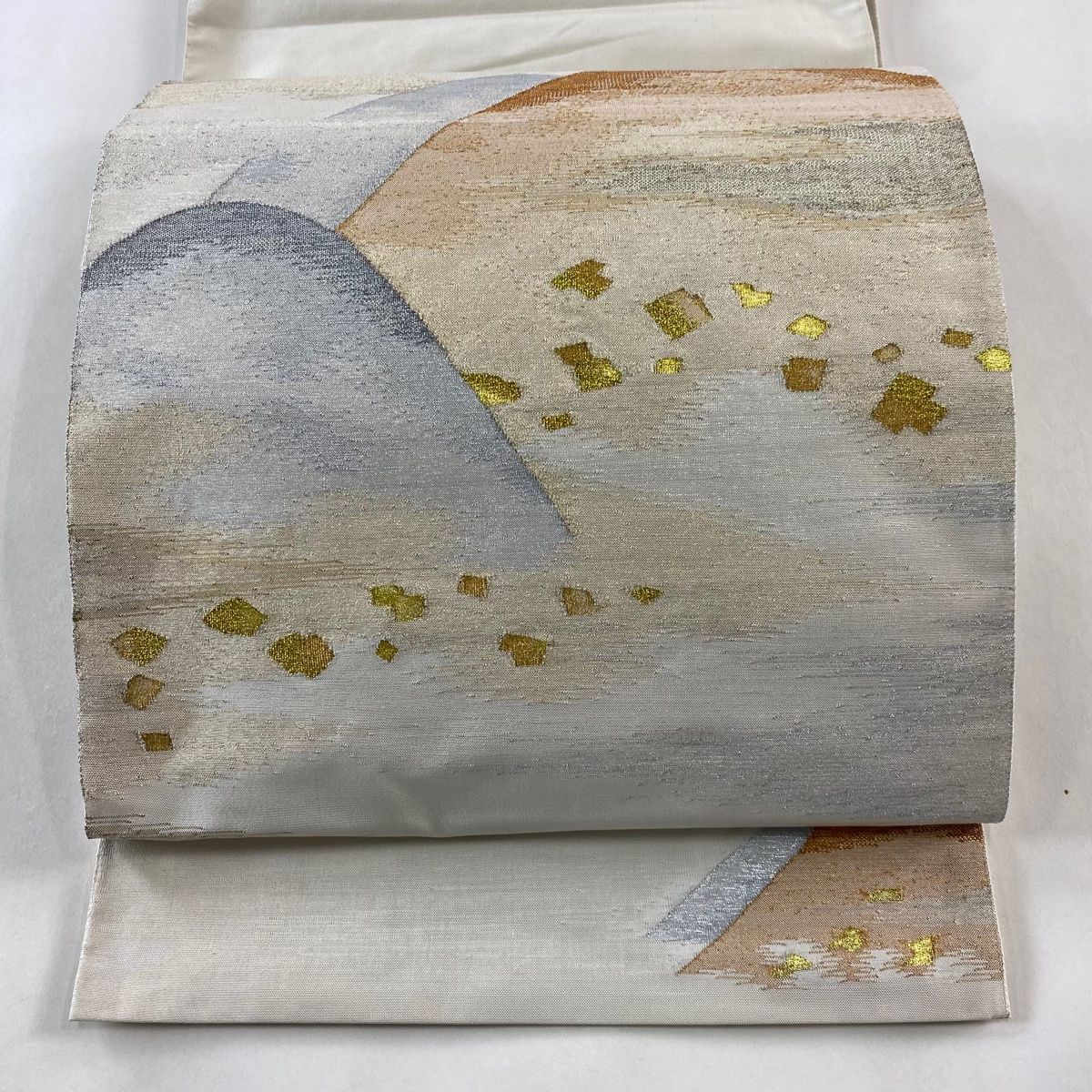 袋帯 秀品 霞 箔散らし 金銀糸 灰白 お太鼓柄 正絹 中古 袋帯 秀品 山並み 箔散らし 金銀糸 灰白 お太鼓柄 正絹 中古 袋帯 美品