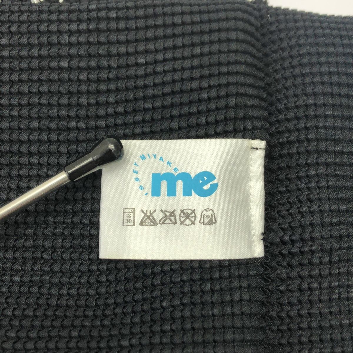 【美品】  me ISSEY MIYAKE / ミーイッセイミヤケ | 総柄 箔プリント ハイネック プルオーバー | ブラック/シルバー | レディース 美品】 me ISSEY MIYAKE / ミーイッセイミヤケ | 総柄 箔