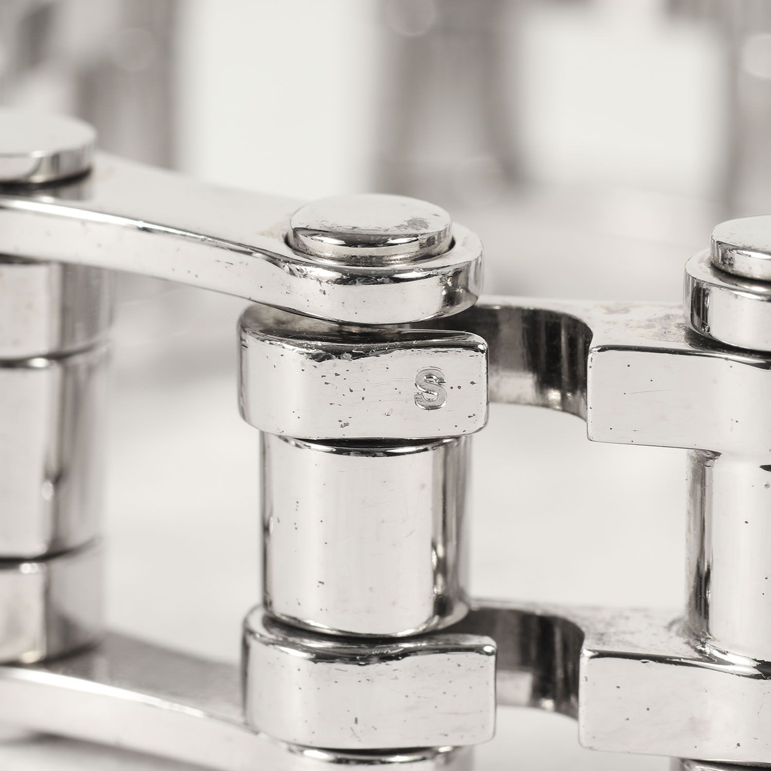 シルバーチェーンブレスレット　バレンシアガ Plate Twist ブレスレット で アンティークシルバー | Balenciaga JP