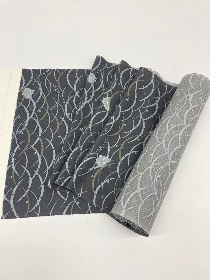 小紋 市松に露芝 正絹 反物 小紋 露芝に兎 消炭色 正絹 反物 - メルカリ