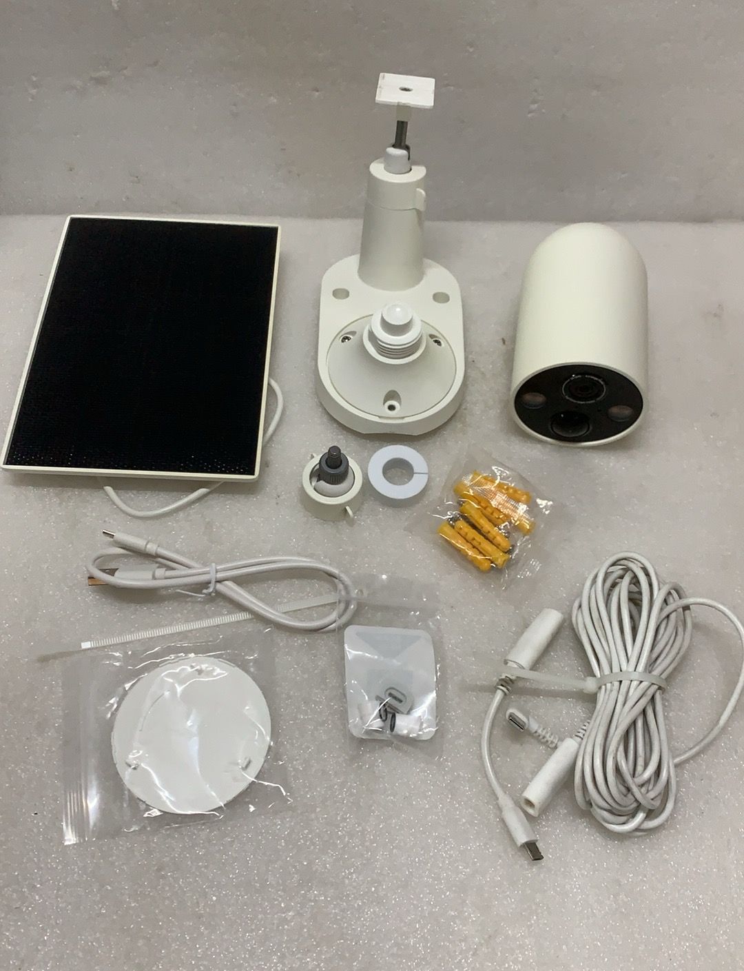 TP-Link Tapo C425 KITソーラー給電セキュリティカメラ --523698