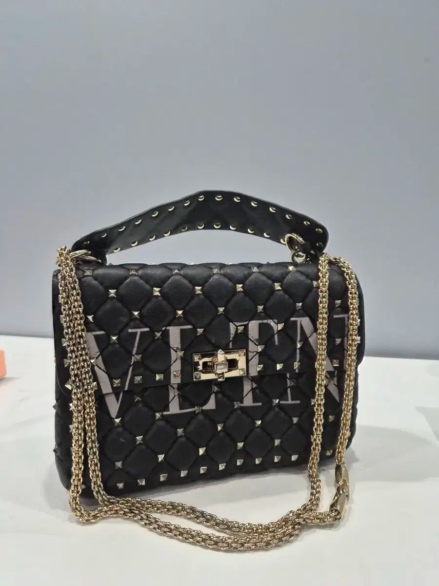 Valentino ヴァレンティノ ロックスタッズ チェーンバッグ ブラック