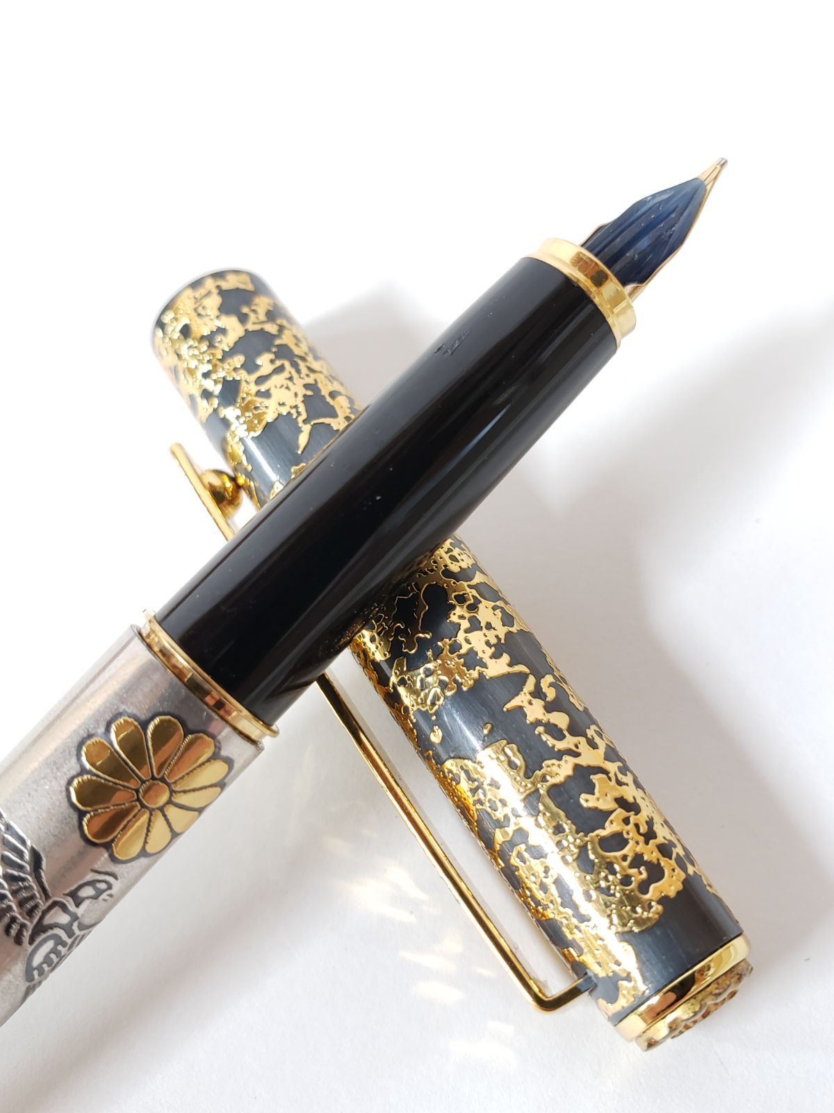 【希少】天皇陛下 歴代最長寿記念 御在位60年記念 純銀製万年筆 希少】天皇陛下 歴代最長寿記念 御在位60年記念 純銀製万年筆