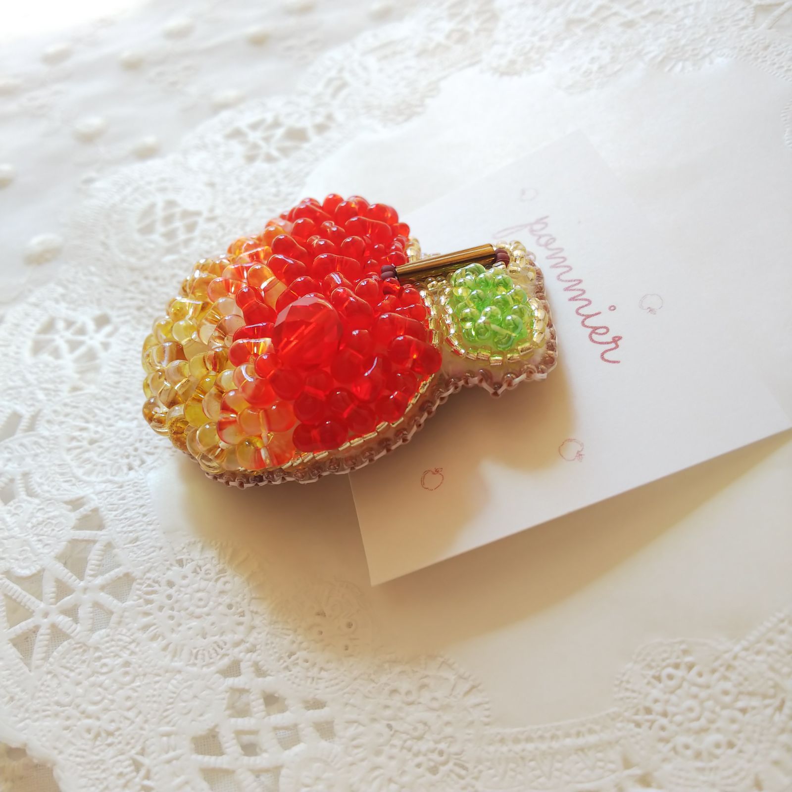 rui様コメント制♡ハンドメイド♡ファークリップ レジン ビーズ刺繍②ホワイト赤 ビーズ刺繍 赤 りんご ブローチ ハンドメイド【受注制作】 - メルカリ