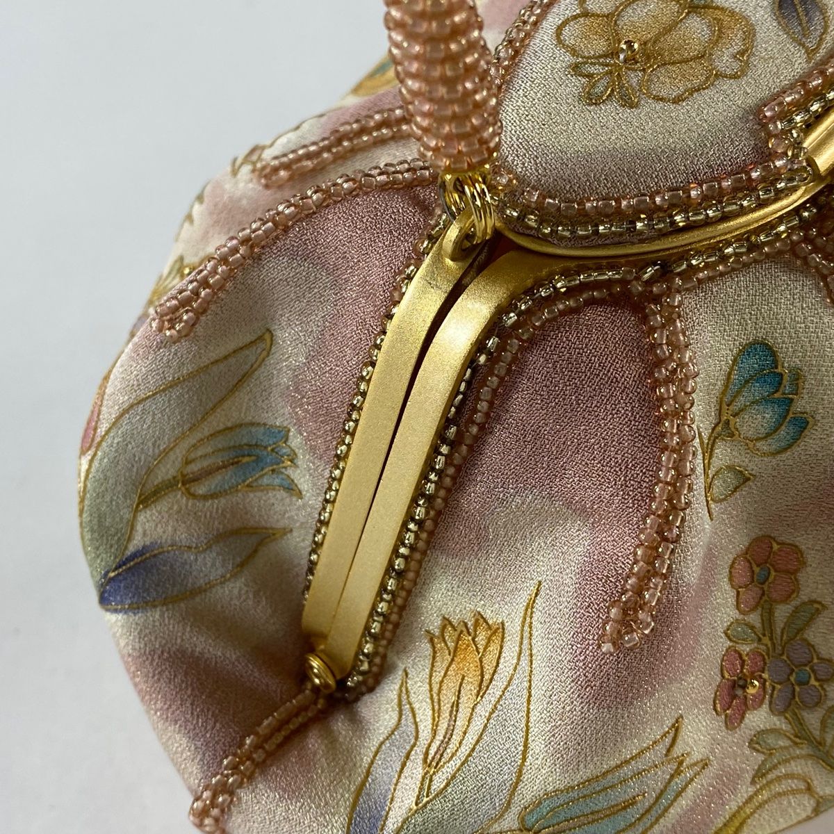 未使用品　OKAJIMA 和装バッグ 逸品 孔雀 草花 金彩 縮緬 正絹 未使用品 OKAJIMA 和装バッグ 逸品 孔雀 草花 金彩 縮緬 正絹