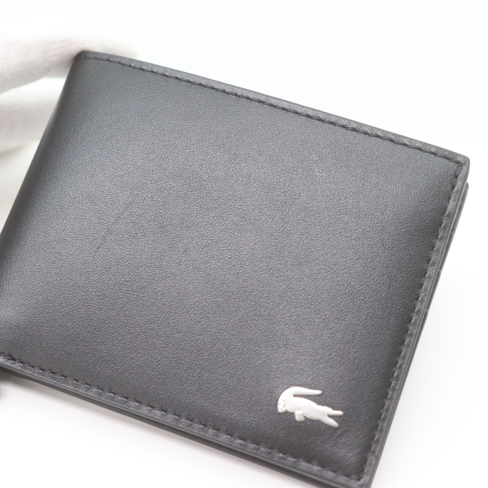 IT7YALCUWJAW 未使用 LACOSTE ラコステ レザー 二つ折り財布 さいふ NH1407FG お財布 小銭入れなし カード入れ 黒 ブラック マーク ロゴ ワニ メンズ レディース