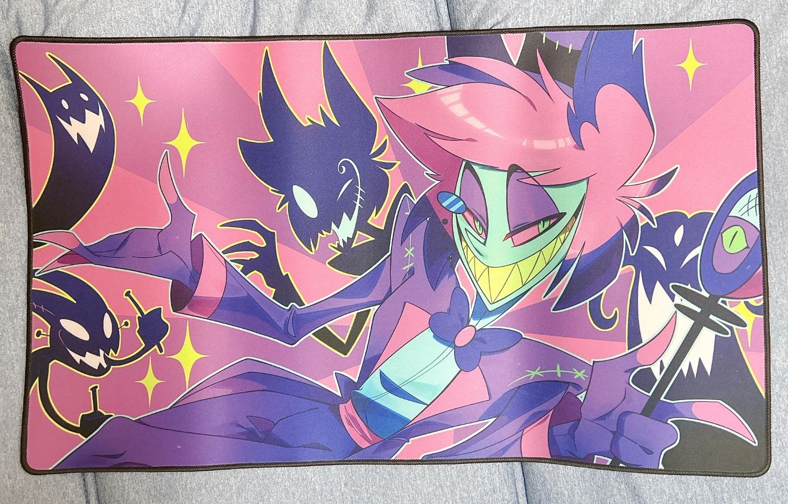 購入 ハズビンホテル アラスター ネオン柄 プレイマット