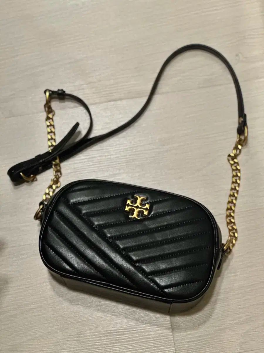 Tory Burch トリーバーチ キラ シェブロン カメラバッグ