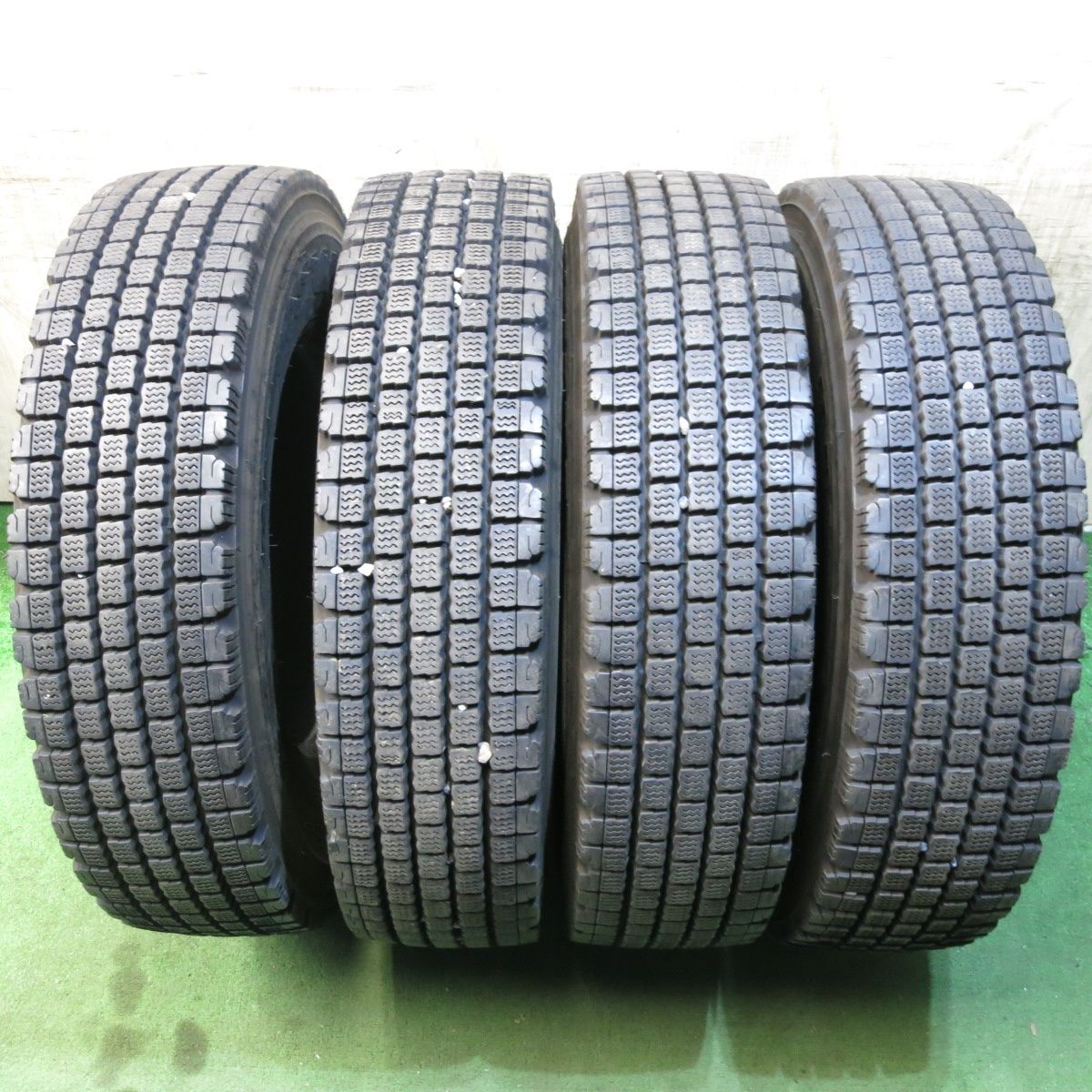 送料無料* バリ溝！22年！8.5分☆トラック タイヤ 225/80R17.5 123/122L スタッドレス ブリヂストン W910 17.5インチ☆4021402クスタ  - メルカリ