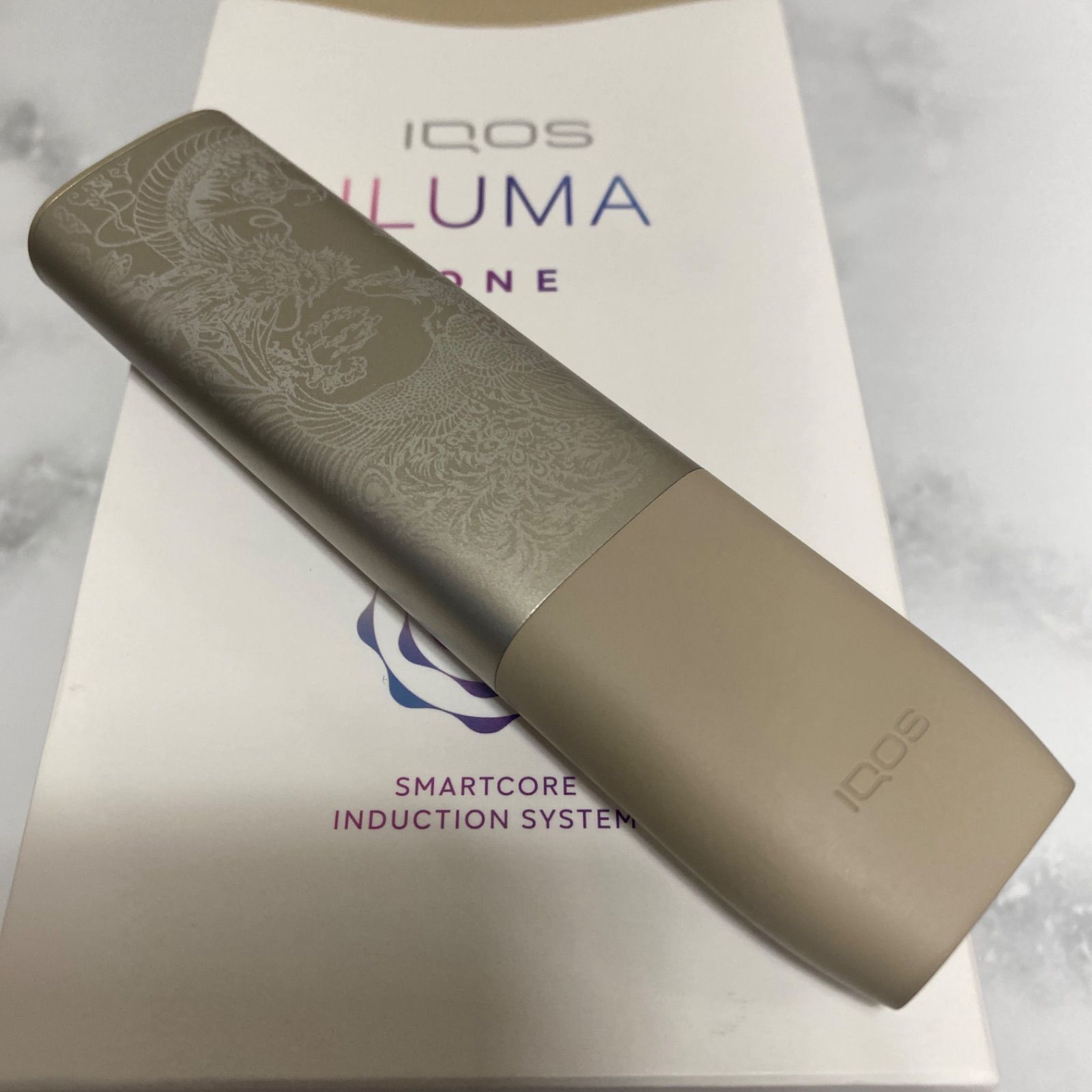 iQOS ILUMA ONE アイコス イルマ ワン レーザー加工 龍 鳳凰 昇り龍 ペブルベージュ 金 和柄 和彫り ドラゴン 不死鳥 オリジナル カスタム  新品 未使用 送料無料 カッコいい かっこいい クール - メルカリ