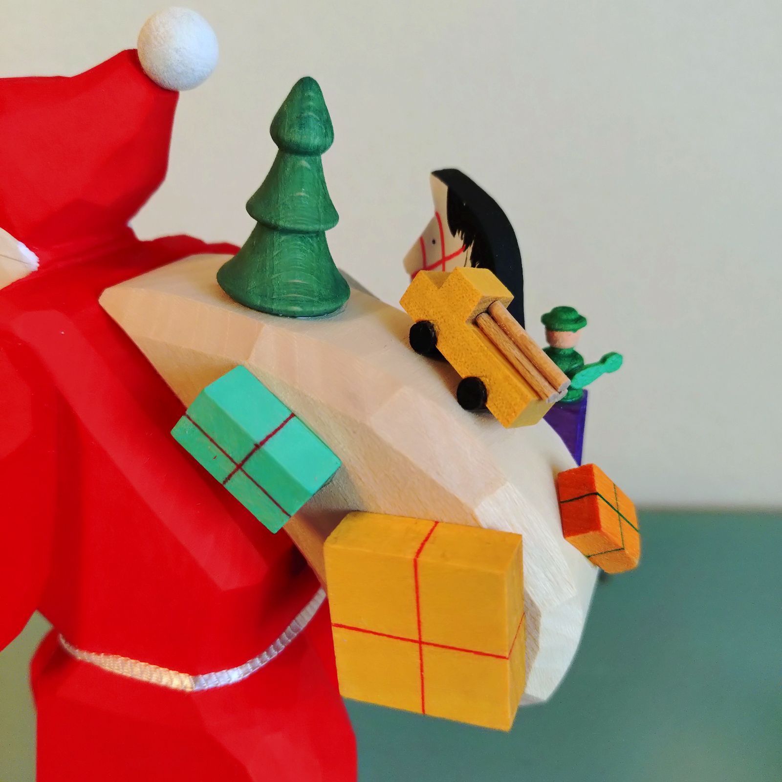 もみの木とプレゼントを持つサンタ ドイツ工芸品 木製 木彫り 手彫り
