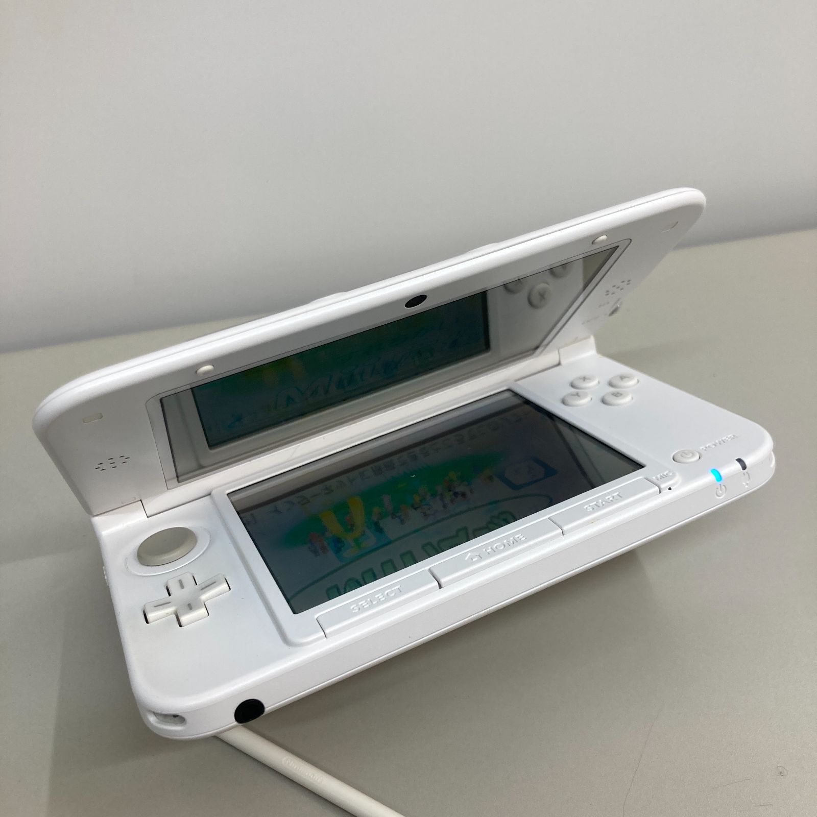 【美品】Newニンテンドー3DSLL パールホワイト　3DS　任天堂　ソフト付き
