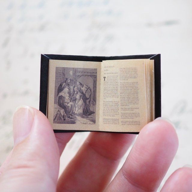 聖書　豆本　1円玉より小さいサイズ 聖書 豆本 1円玉より小さいサイズ 豆本 「聖書」 2冊セット（挿絵
