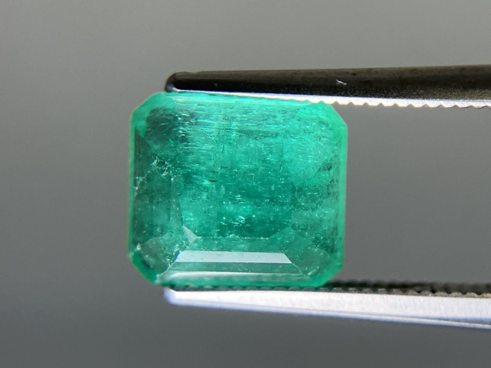 エメラルド 天然 3.035ct 中央宝石ソーティング付き 9.01㎜×7.99 