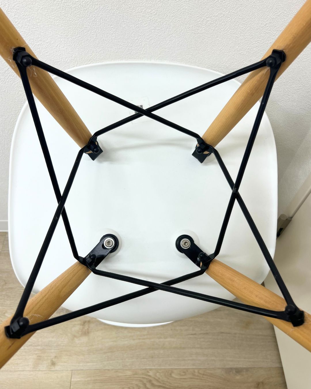 モデルルーム イームズチェア リプロダクト シェルチェア ダイニングチェア デスクチェア ホワイト 木製脚 MARWIL-DEMENAGEMENTS_CH