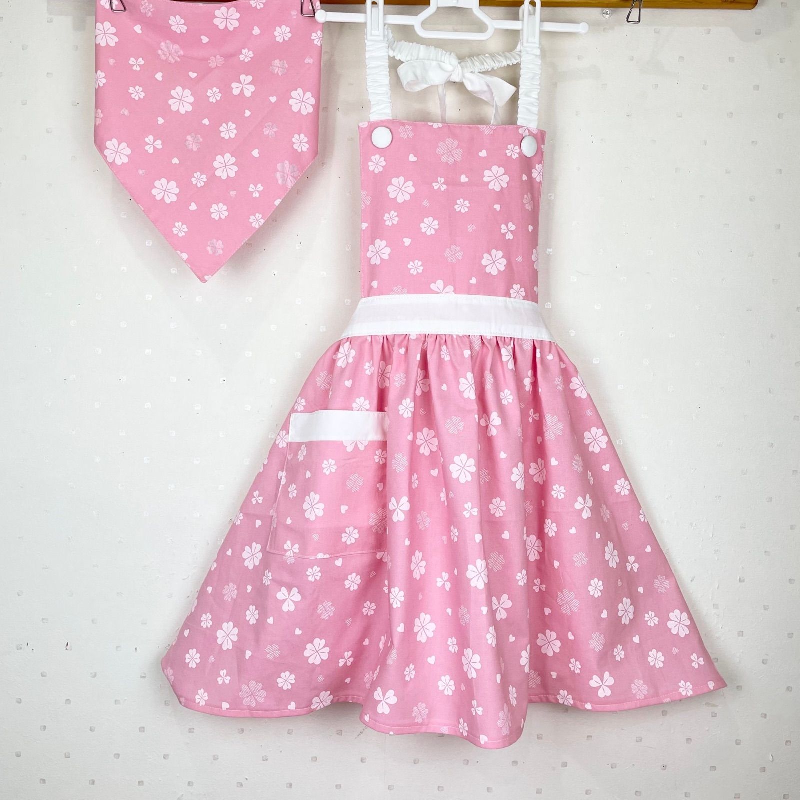 ベビーピンクの花柄の子供エプロンと三角巾のセット - HandMade D.P.N - メルカリ
