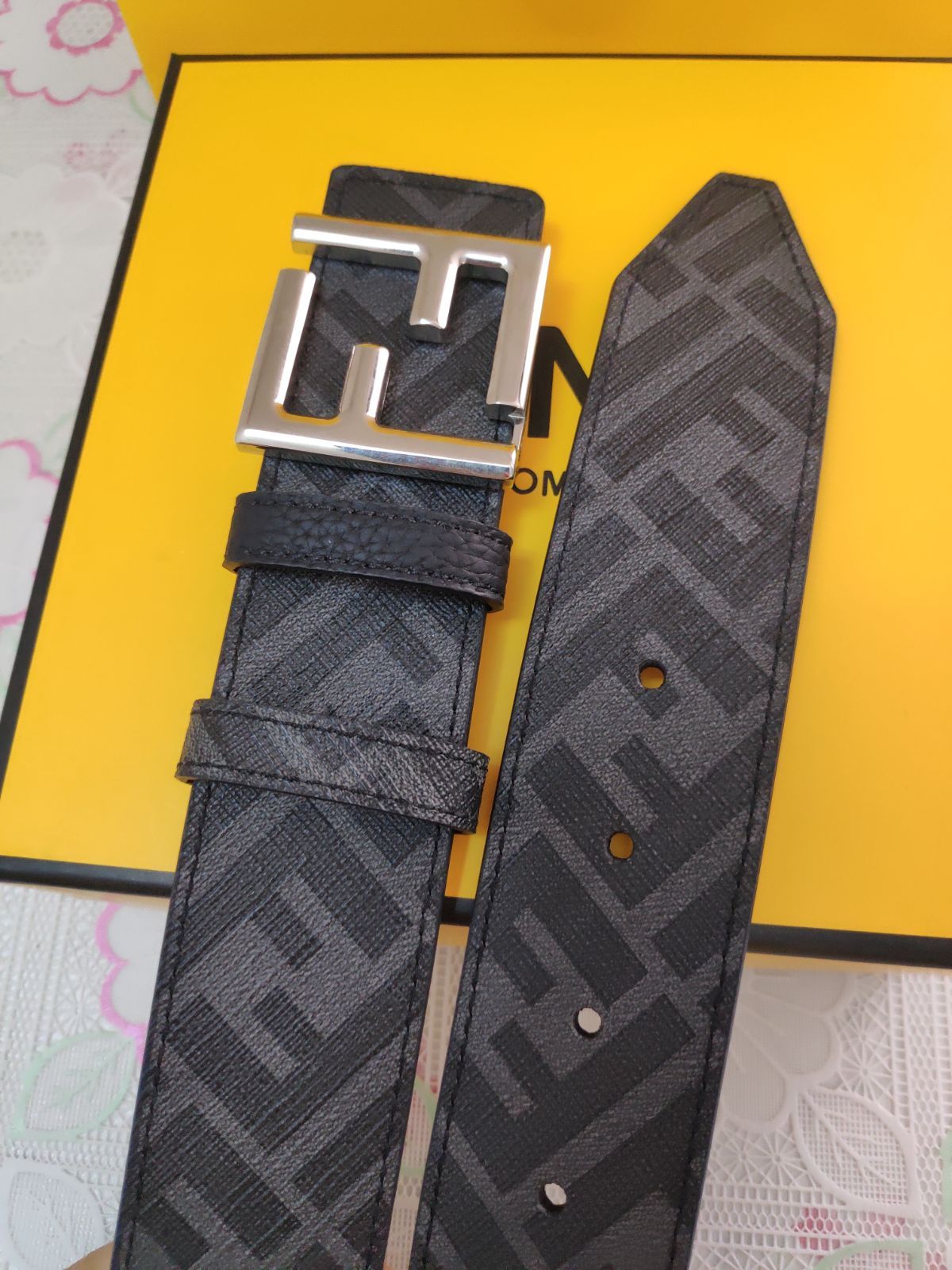 超人気✨FENDI/フェンディ ベルト 銀色金具 FFバックルベルト