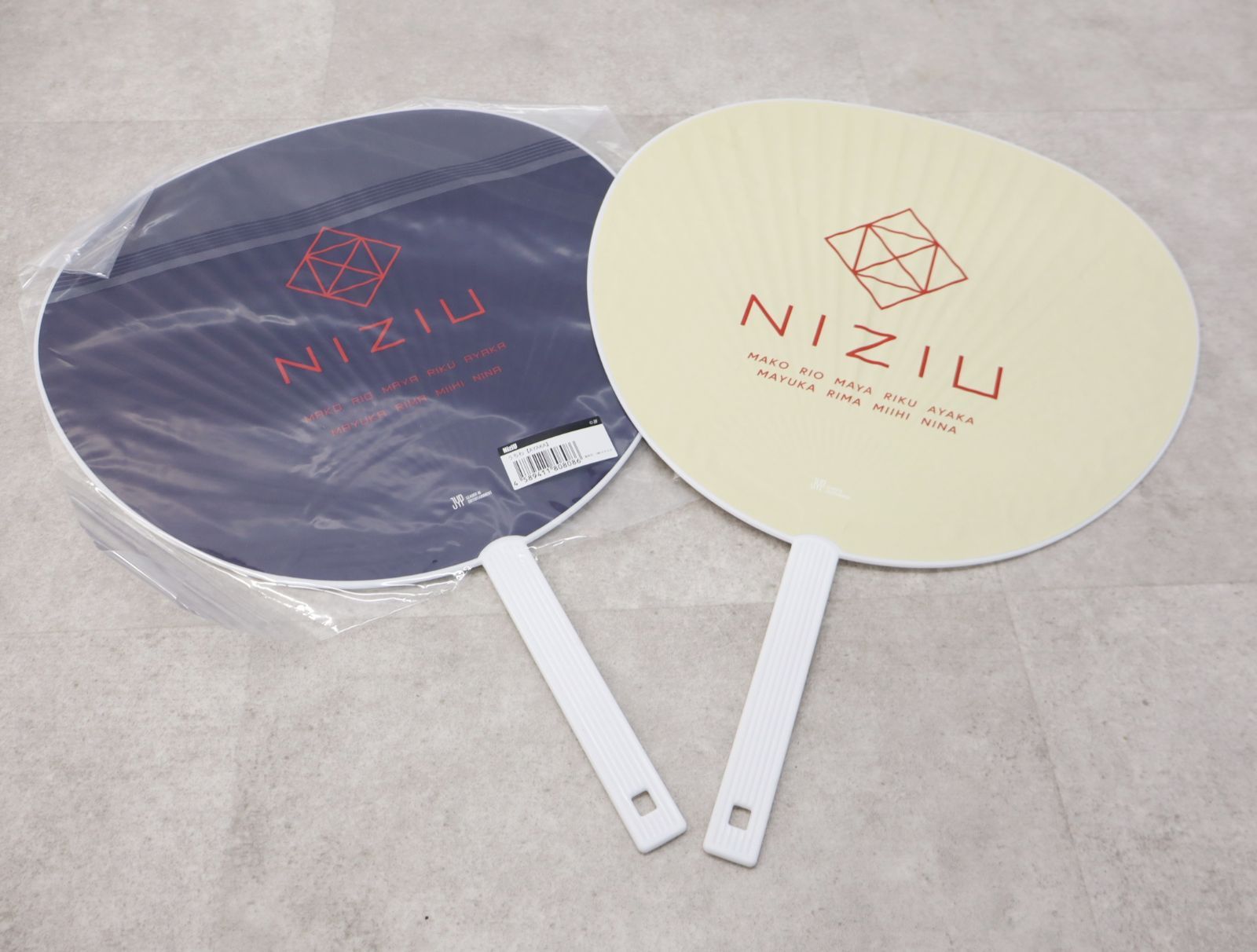 △ ライブ 人気グッズ｜Niziu ビジュアルハンガー うちわ