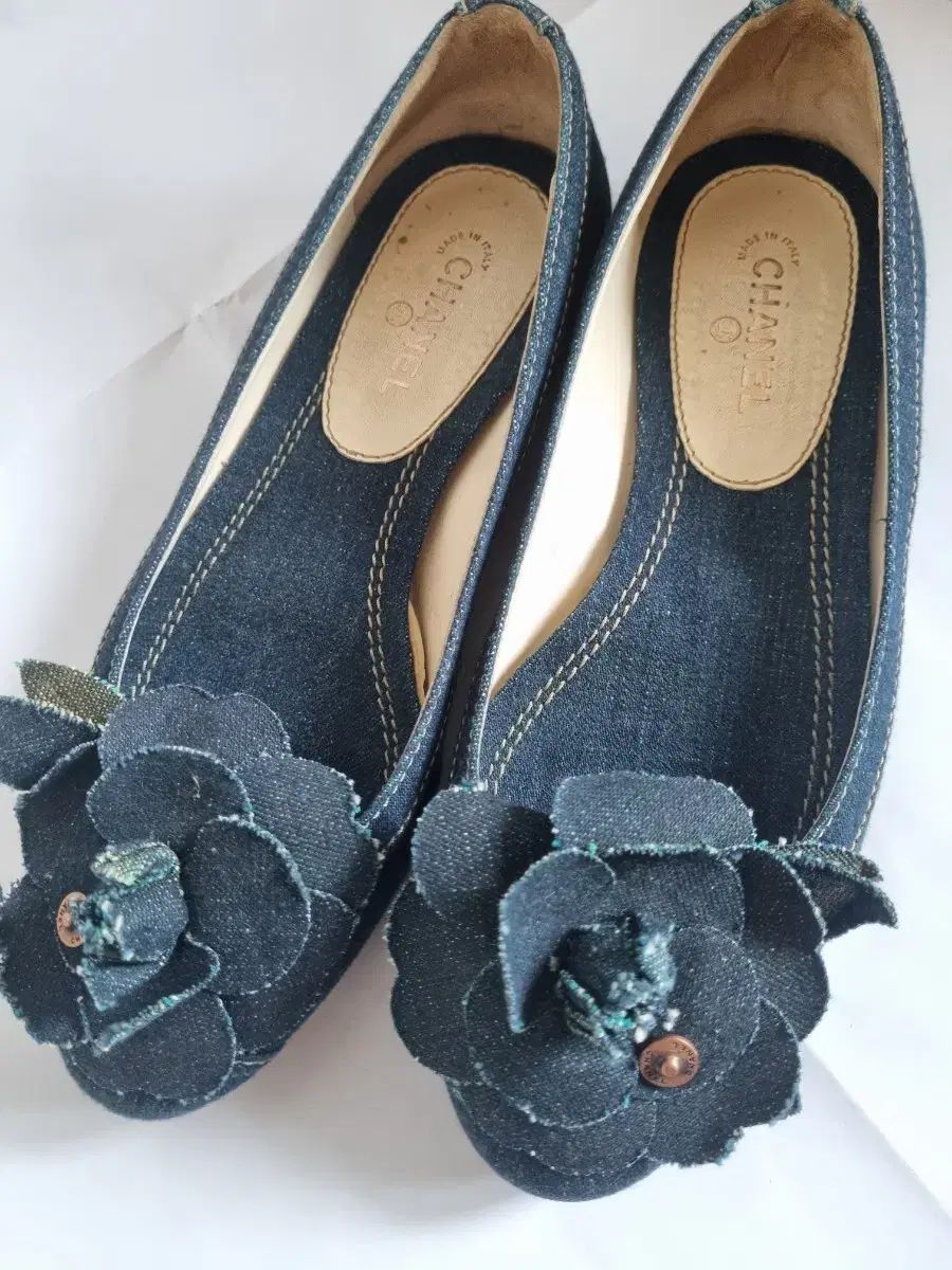 美品 シャネル 36 カメリア コサージュ デニム フラットシューズ パンプス 正規品 CHANEL(シャネル) デニム コサージュ フラットシューズ