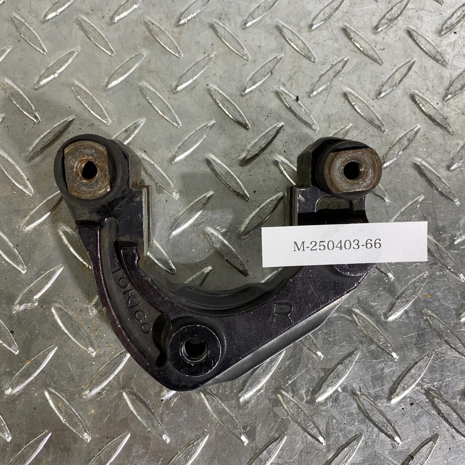 KAWASAKI Z400FX/Z400J/Z550FX フロントキャリパーサポート 右 カワサキ [M-250403-66] U-6 カワサキ Z400FX/Z550FX/Z400J フロント ブレーキキャリパー