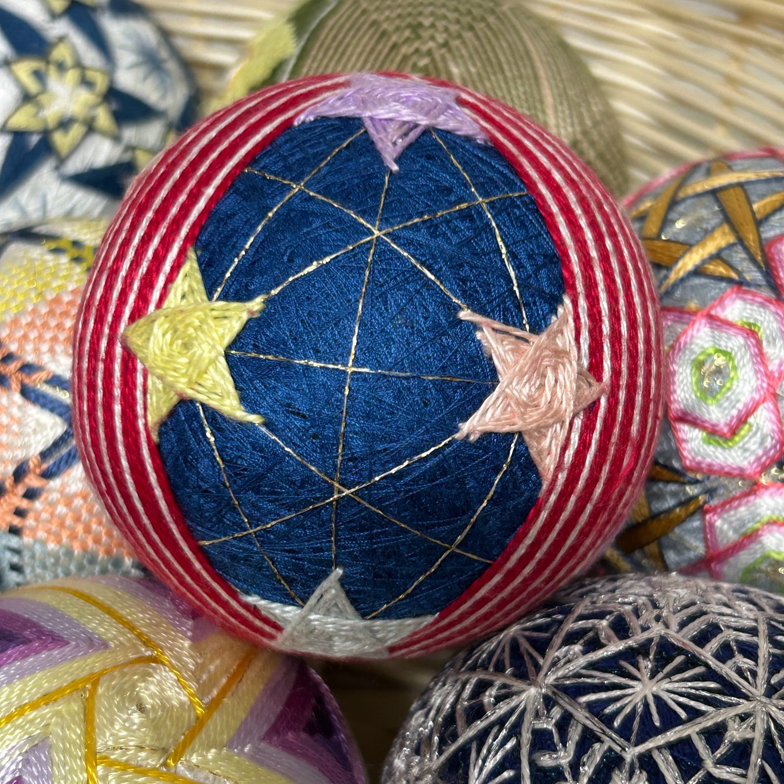 手毬25-5-12】てまり・手鞠・青紺地に星柄手まり・手作り・約8.6cm