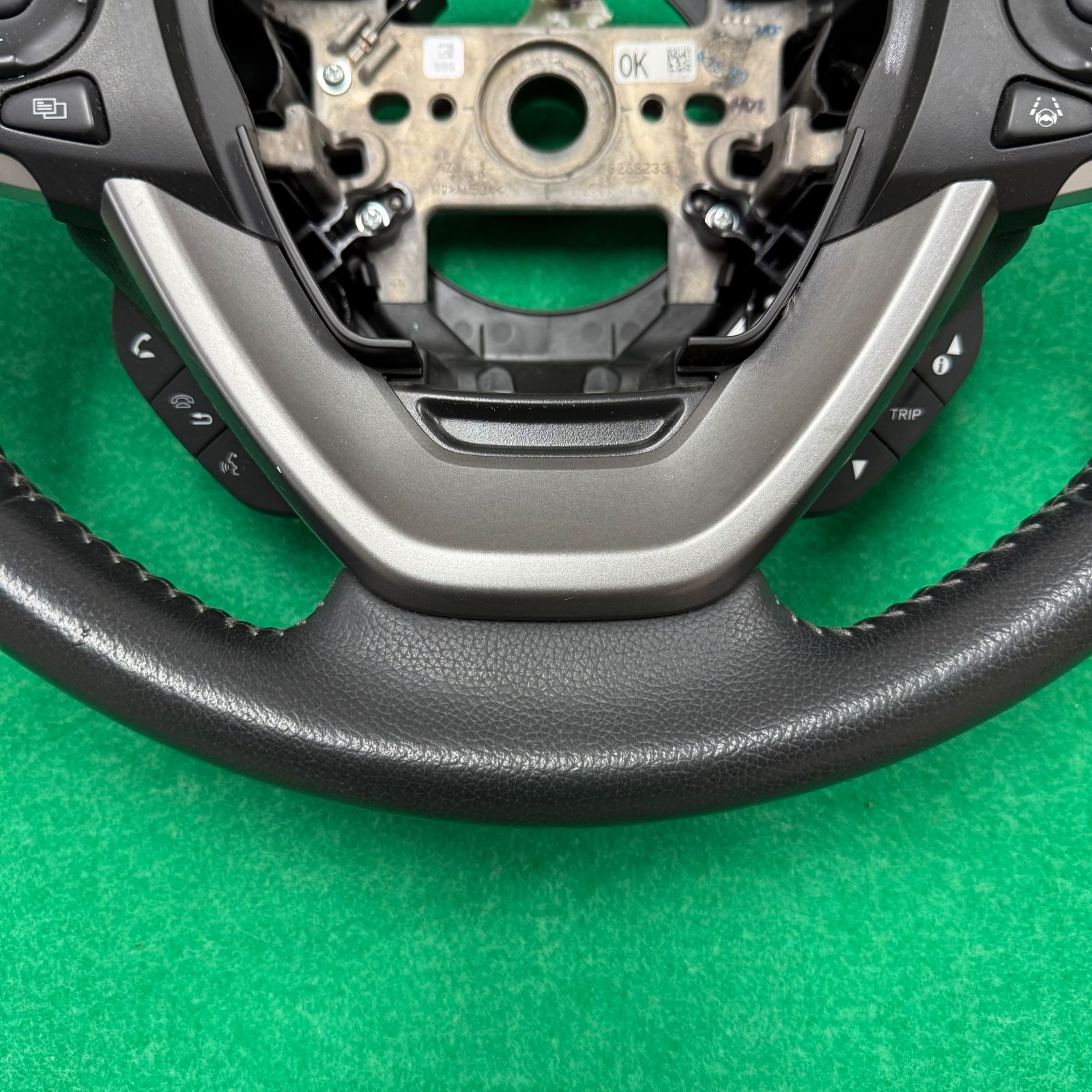 フリード　ＧＢ７　純正　レザー　ハンドル　スイッチ付　ステアリングホイール　中古 フリード GB5 純正 革 ステアリング ハンドル スイッチ GB5 GB6 GB7