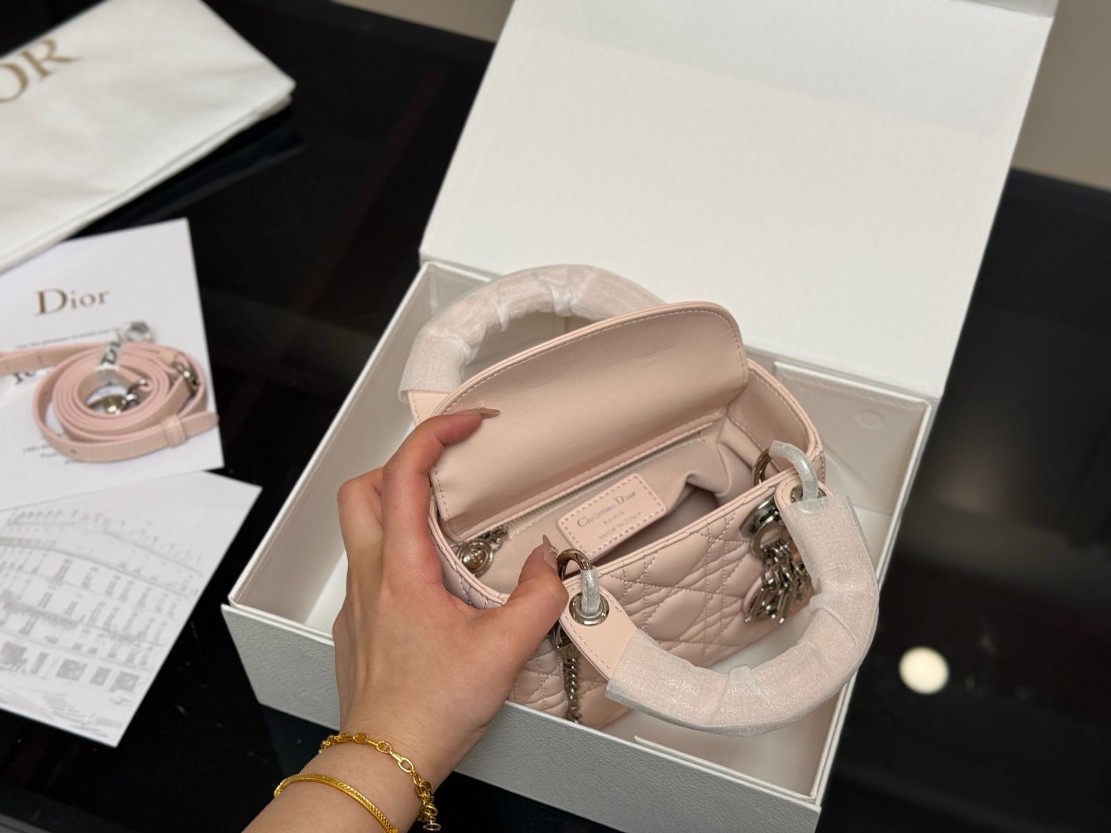 Dior Lady Dior ミディアム　ラムスキン　新品未使用　パウダーピンク 今日特価】Dior Lady Dior ラムスキンバージョン（ディオール