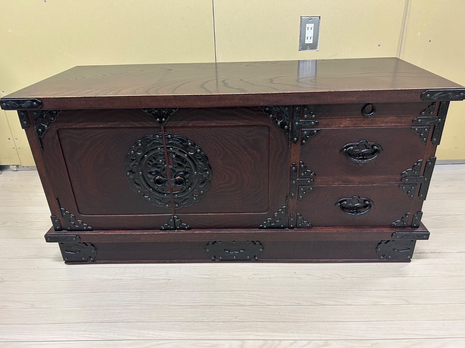 岩谷堂箪笥★桜木作★飾台２号★伝統工芸★ 希少品】岩谷堂箪笥 桜木作 岩谷堂 南部鉄金具 伝統工芸品 - メルカリ