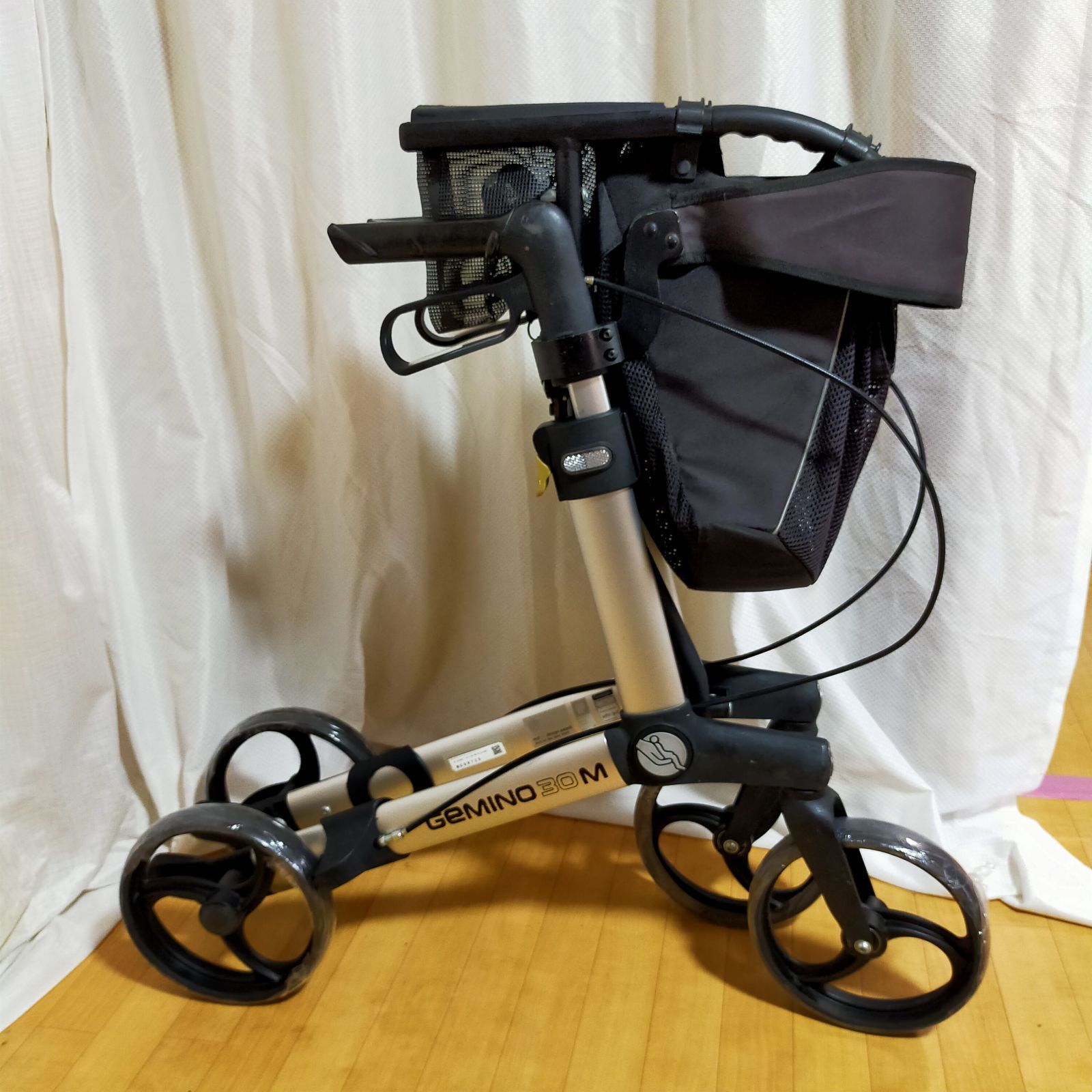 HK-NC08725) パラマウントベッド ハンディウォークM KZ-C21003