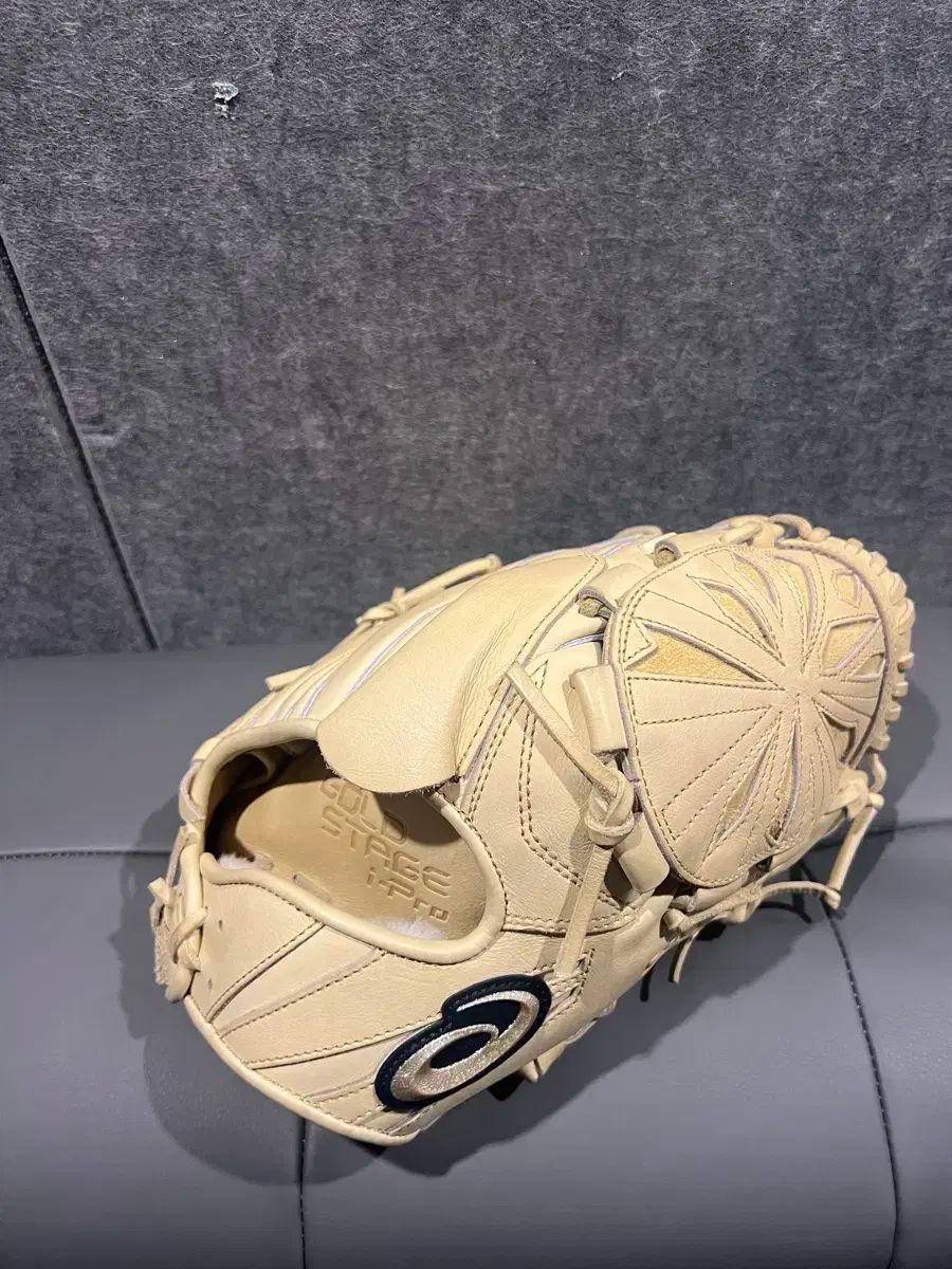 asics(アシックス) ゴールドステージ 投手用グローブ