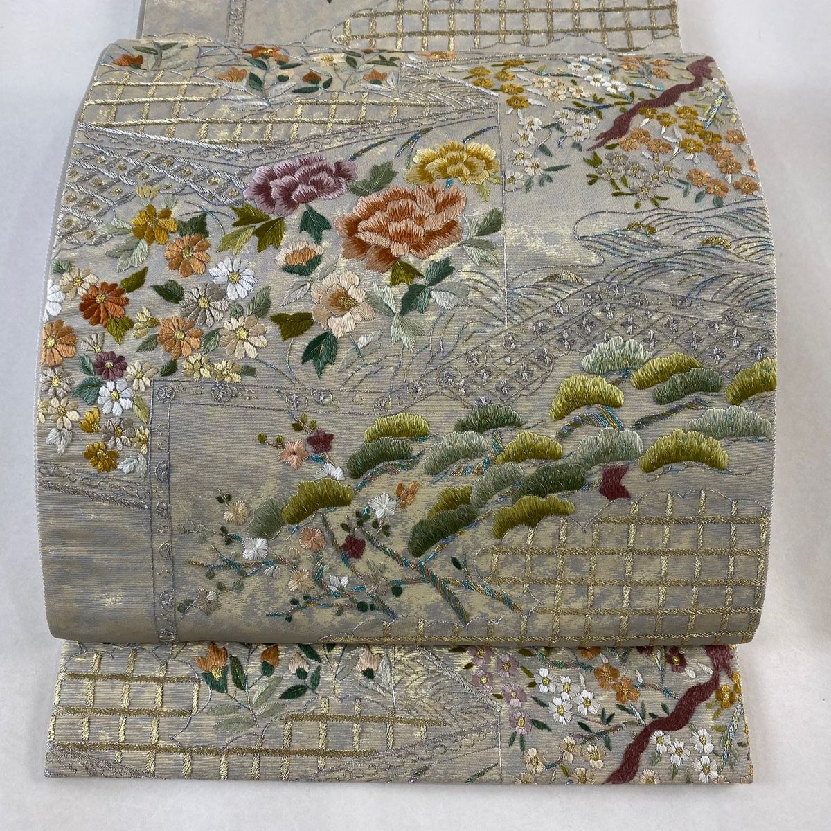 袋帯 牡丹 笠松 刺繍 金銀糸 灰色 六通 正絹