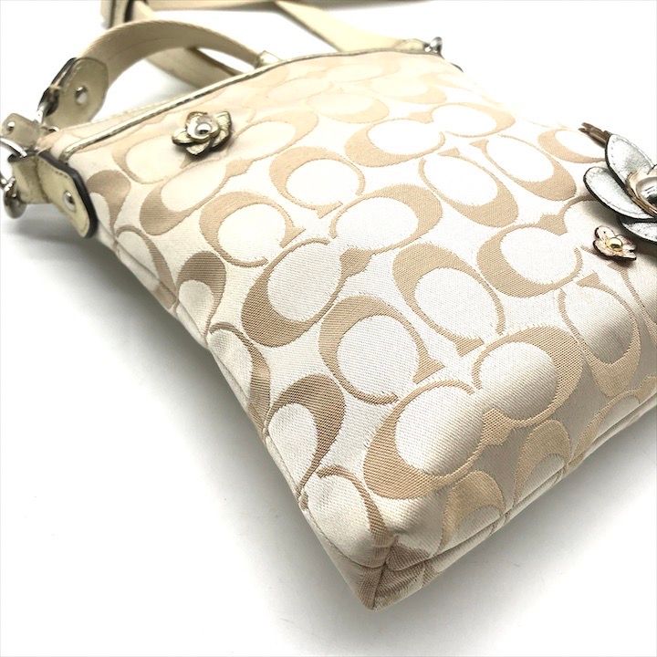良品 COACH コーチ シグネチャー ショルダー バッグ フラワー 花 斜め掛け ベージュ系 レディース k3601 COACH - 良品 COACH コーチ シグネチャー ショルダー バッグ フラワー