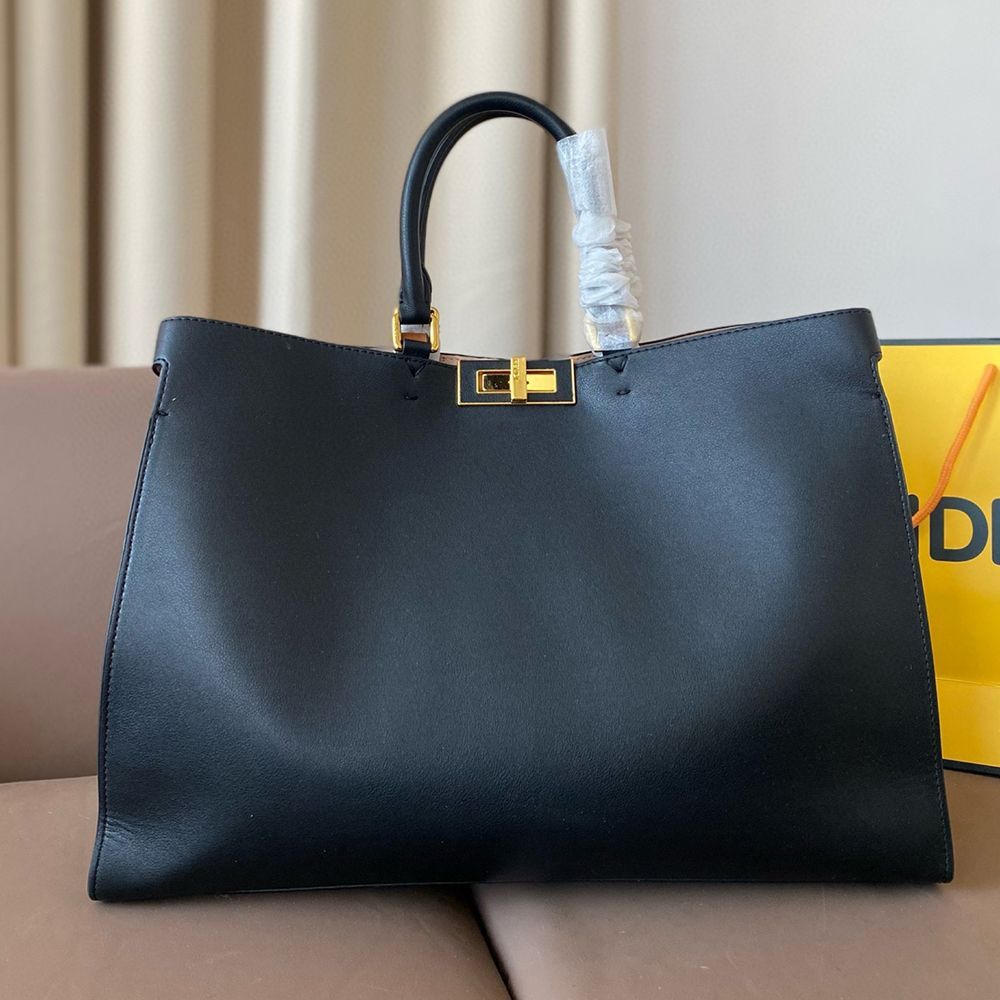 NrtK⭐︎FENDI ピーカブー　エックスライト　黒×赤 フェンディのアイコンバッグ「ピーカブー」からメンズの新作