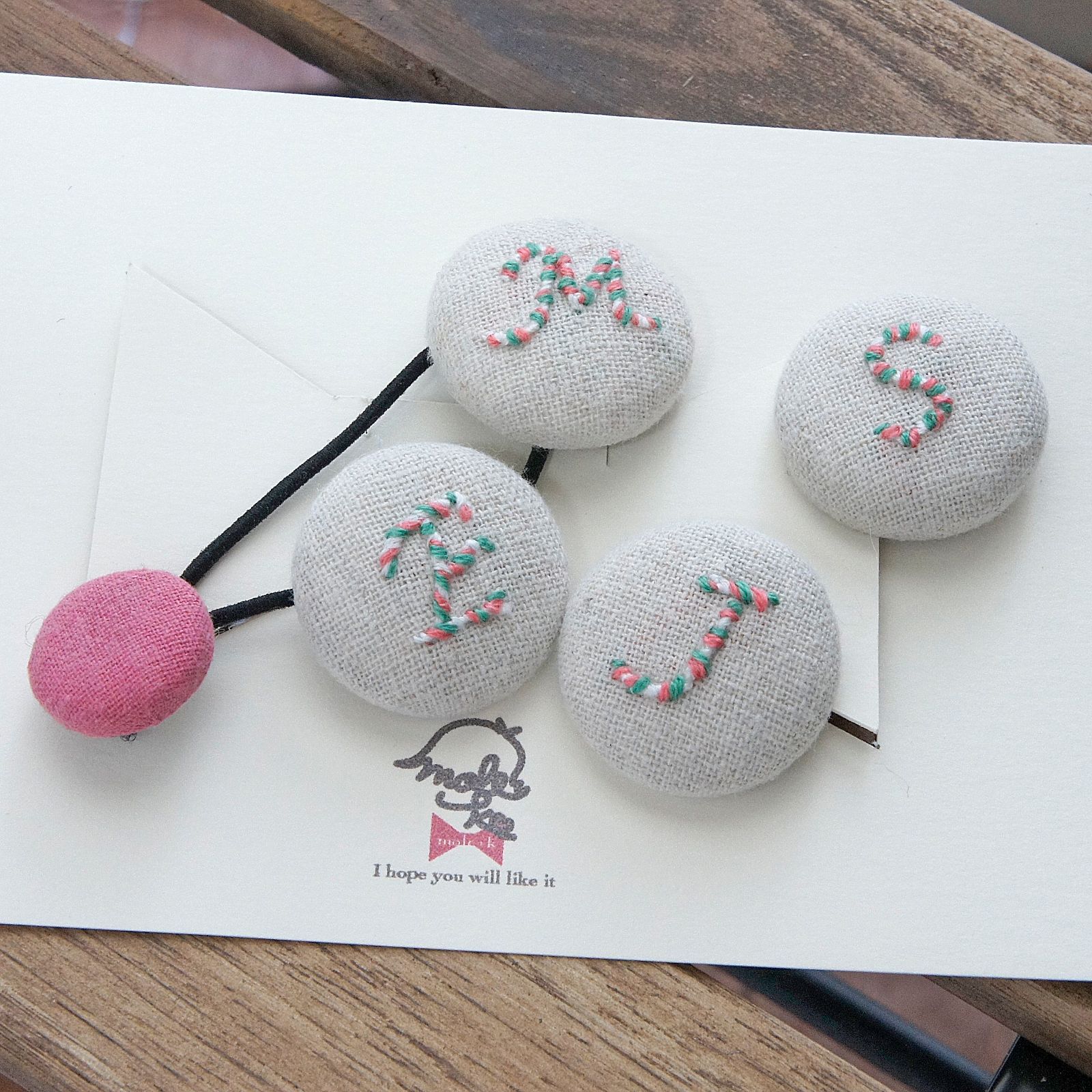 しましまイニシャルのぷっくりくるみボタンヘアゴム ピンク