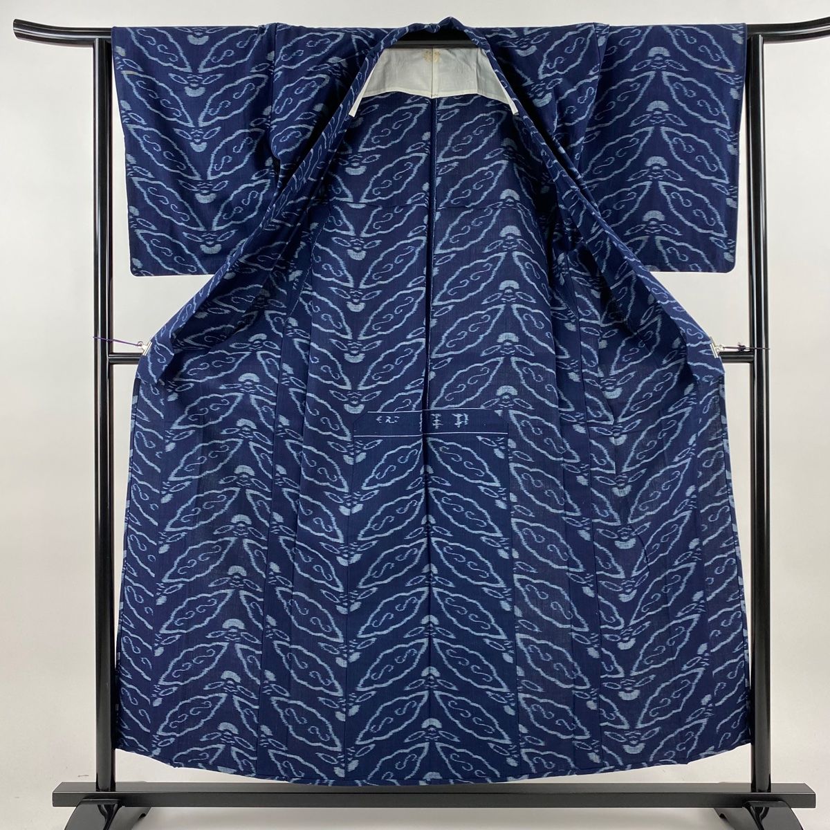 紬 身丈155cm 裄丈64cm M 単衣 バチ衿 幾何学模様 濃紺 綿 名品 【中古  